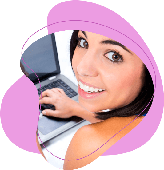 Uma pessoa utilizando um notebook