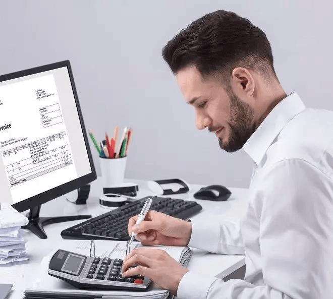 Um homem utilizando planilhas de um computador para demonstrar o serviço de consultoria